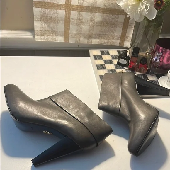 Pour La Victoire Gray Heeled Boots with Curved Heel - Picture 16 of 16